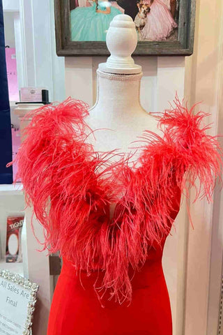 Vestido largo de gala rojo con escote pronunciado y detalles de plumas, con abertura.