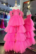 Vestido de fiesta rosa fucsia con hombros descubiertos, corte en A, capas de tul, apliques y bajo asimétrico