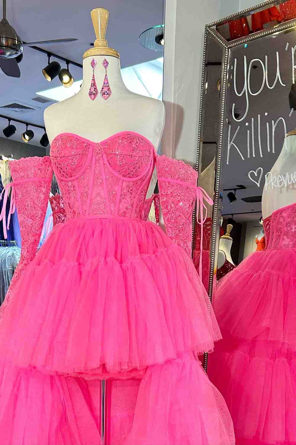 Vestido de fiesta rosa fucsia con hombros descubiertos, corte en A, capas de tul, apliques y bajo asimétrico