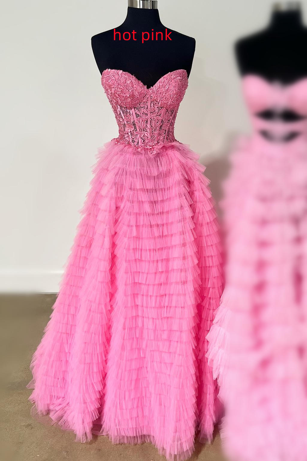 Vestido de fiesta de tul multicapa sin tirantes, corte en A, con abertura