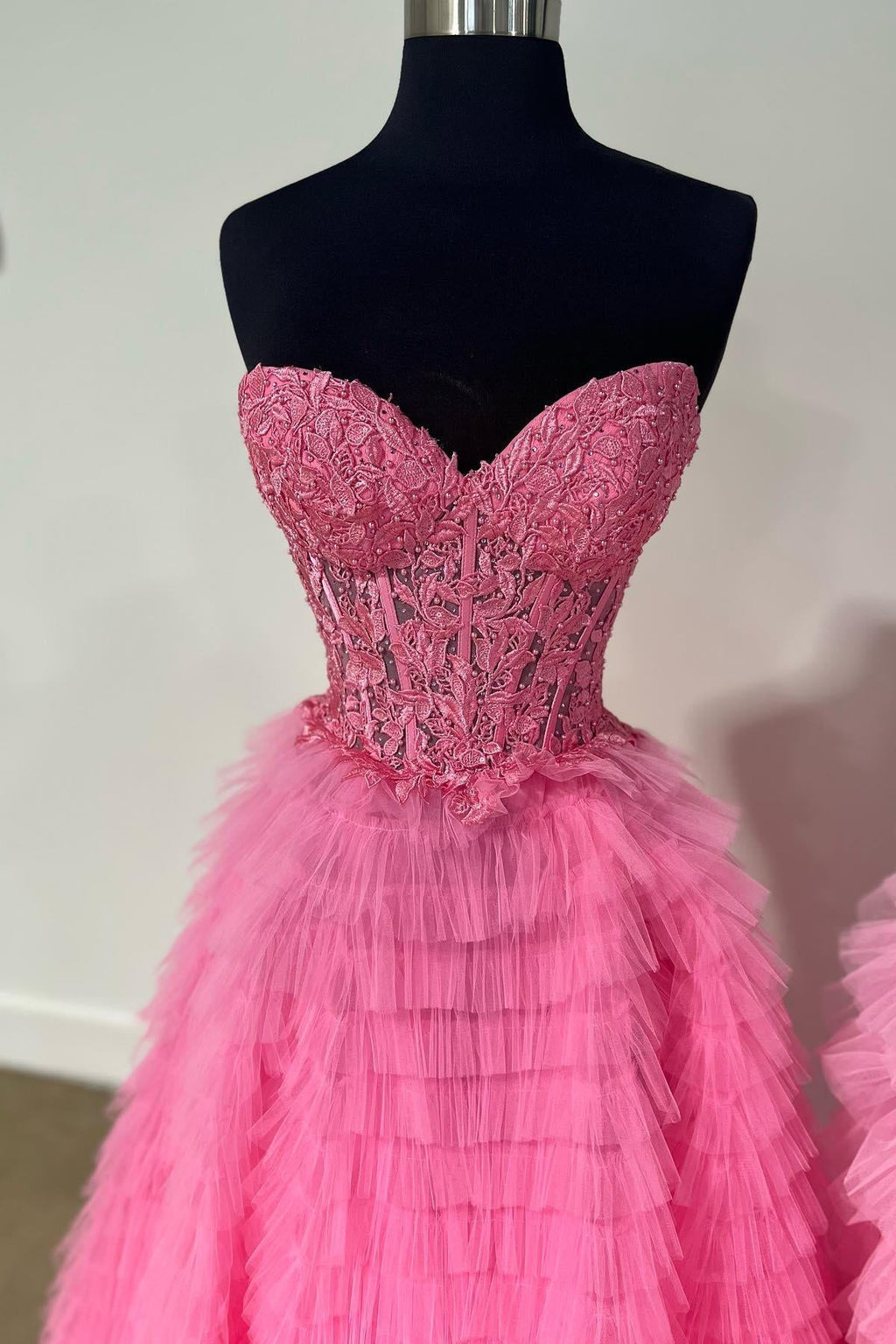 Vestido de fiesta de tul multicapa sin tirantes, corte en A, con abertura