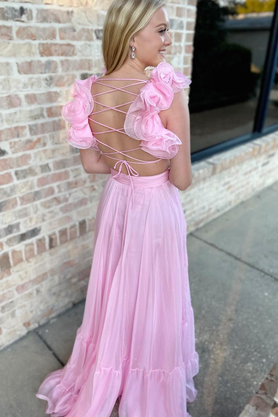 Robe de bal longue fuchsia à lacets, col en V, volants et plis