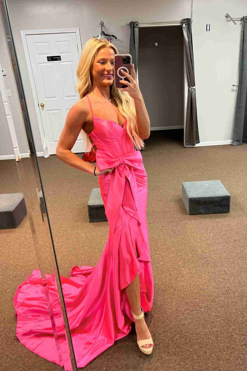 Vestido de fiesta de sirena de satén con tirantes, escote en V y lazo