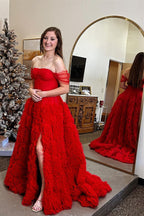 Vestido de graduación de tul con volantes, hombros descubiertos y abertura.
