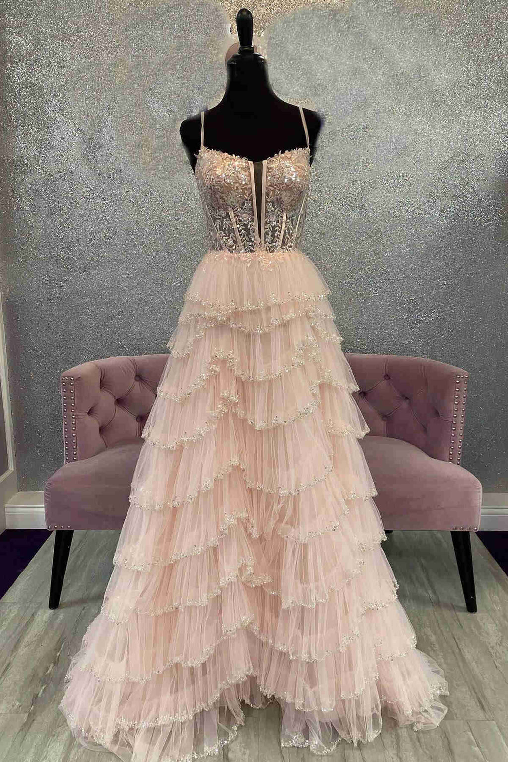 Vestido largo de fiesta negro con tirantes, malla recortada, lentejuelas y capas
