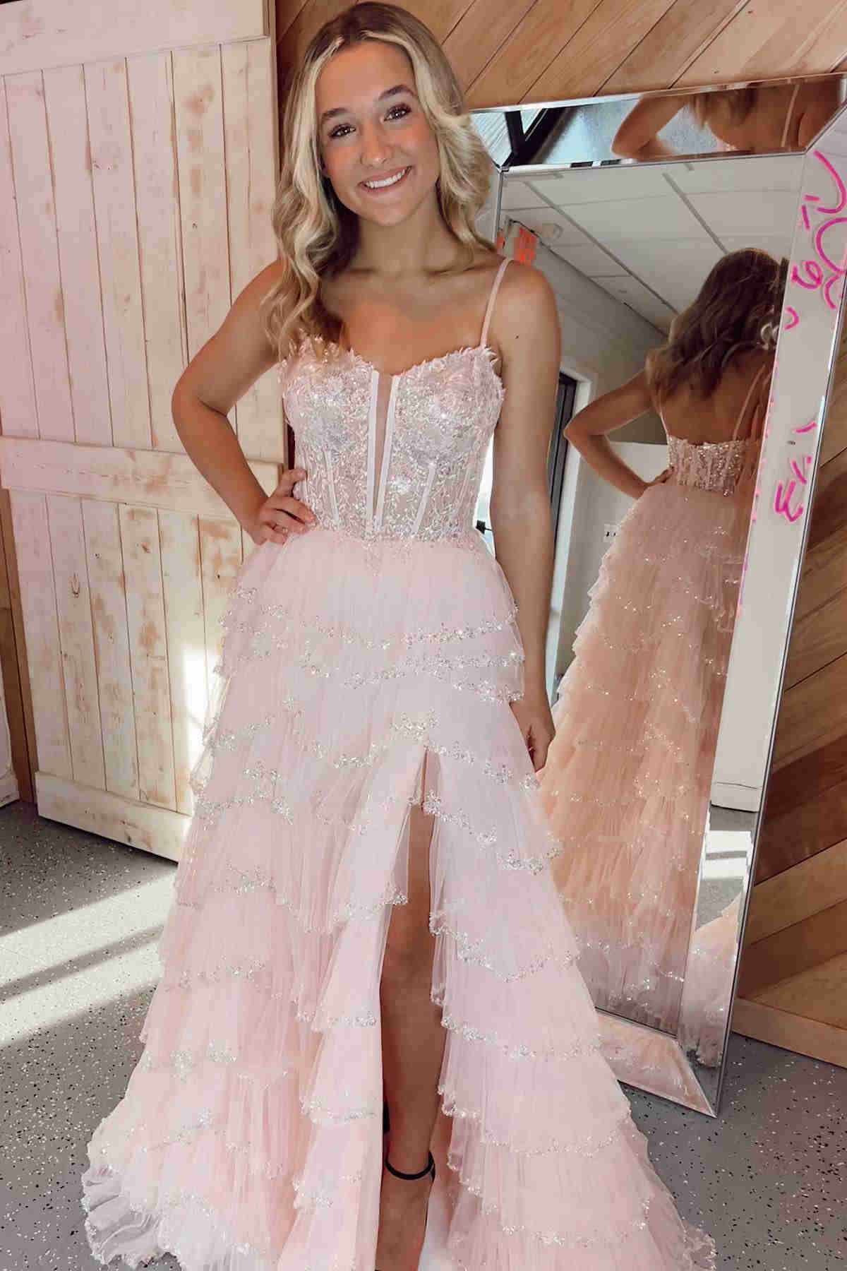 Vestido largo de fiesta negro con tirantes, malla recortada, lentejuelas y capas