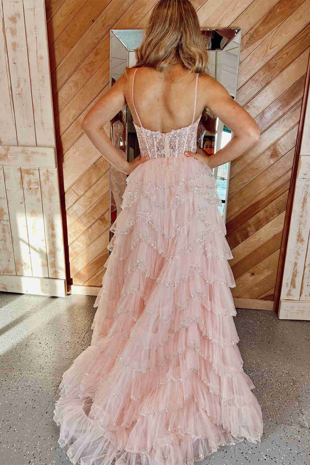 Vestido largo de fiesta negro con tirantes, malla recortada, lentejuelas y capas
