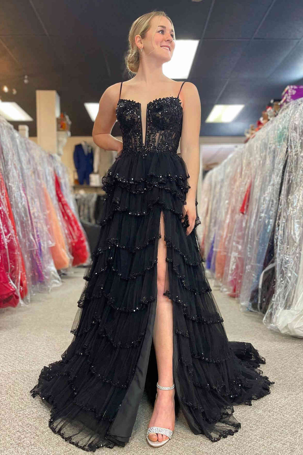 Vestido largo de fiesta negro con tirantes, malla recortada, lentejuelas y capas