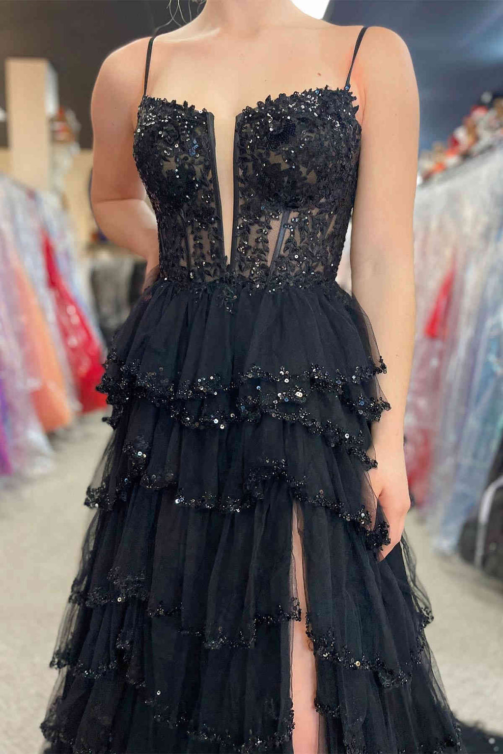 Vestido largo de fiesta negro con tirantes, malla recortada, lentejuelas y capas