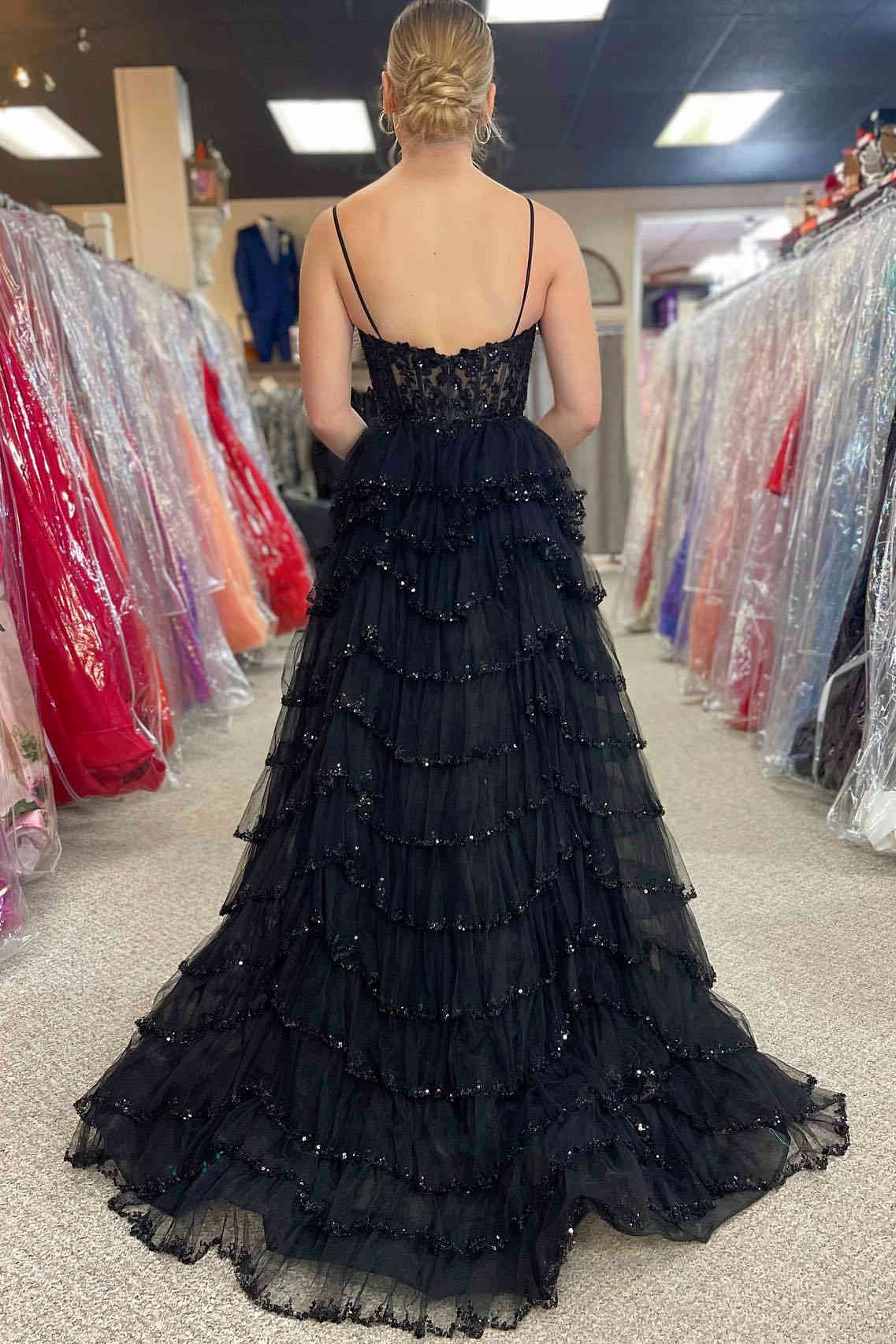 Vestido largo de fiesta negro con tirantes, malla recortada, lentejuelas y capas