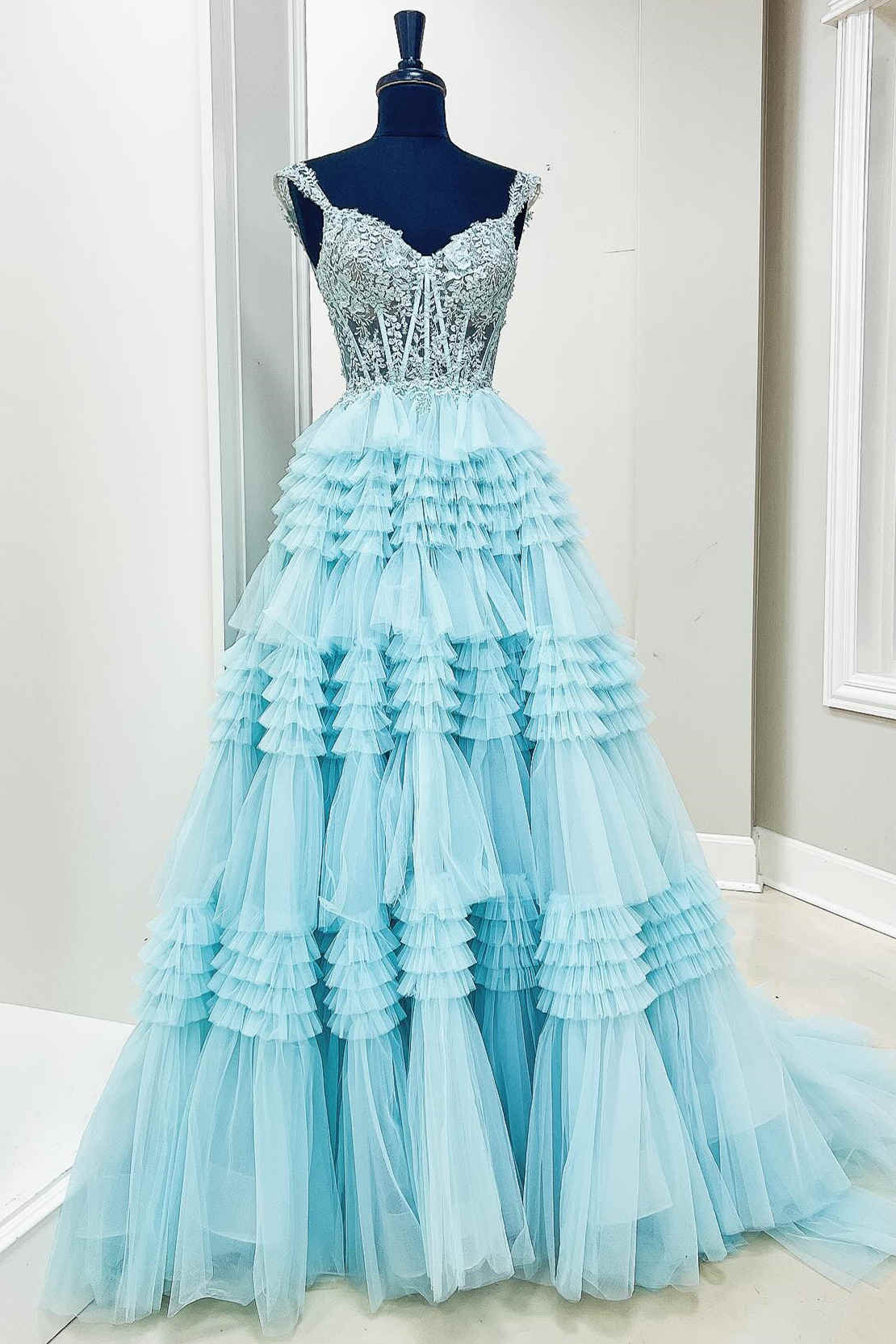 Robe de bal longue en tulle à épaules dénudées et à volants étagés