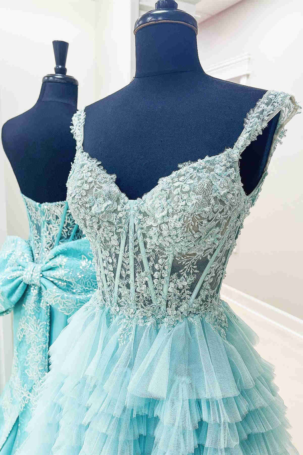 Robe de bal longue en tulle à épaules dénudées et à volants étagés