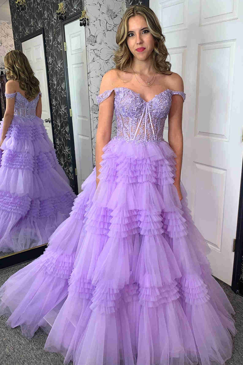 Robe de bal longue en tulle à épaules dénudées et à volants étagés