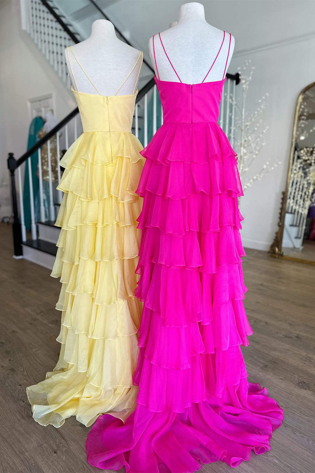 Vestido de fiesta de gasa con escote en V, tirantes, volantes y abertura