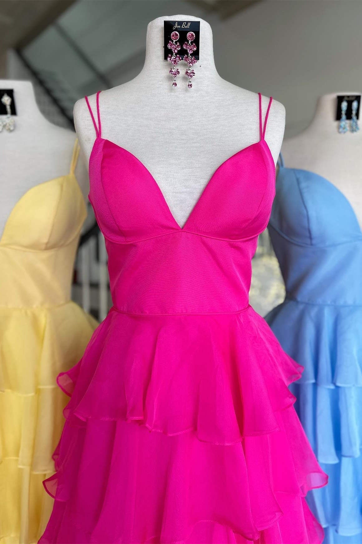 Vestido de fiesta de gasa con escote en V, tirantes, volantes y abertura