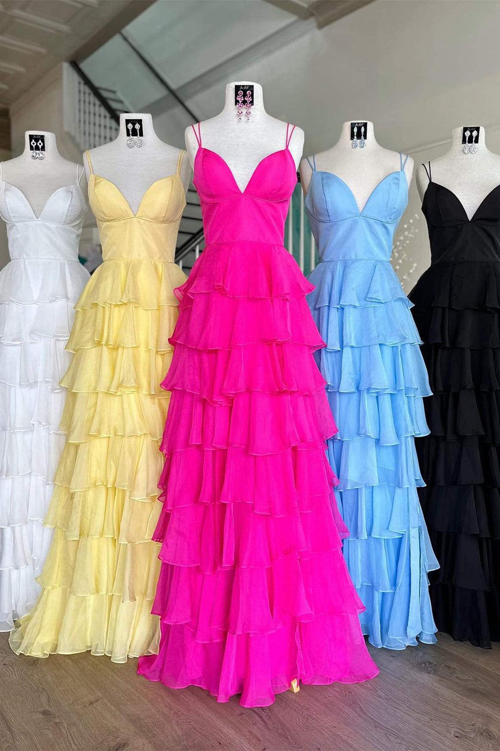 Vestido de fiesta de gasa con escote en V, tirantes, volantes y abertura