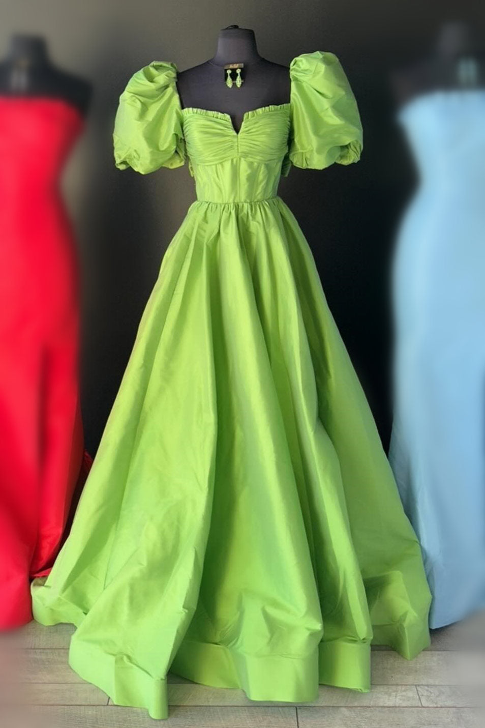 Lynette | Vestido de fiesta fucsia de corte en A con escote cuadrado y mangas abullonadas