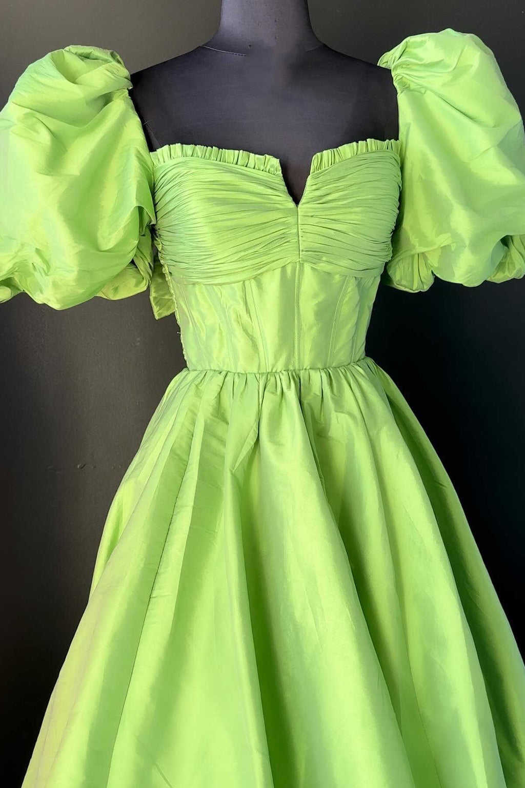 Lynette | Vestido de fiesta fucsia de corte en A con escote cuadrado y mangas abullonadas