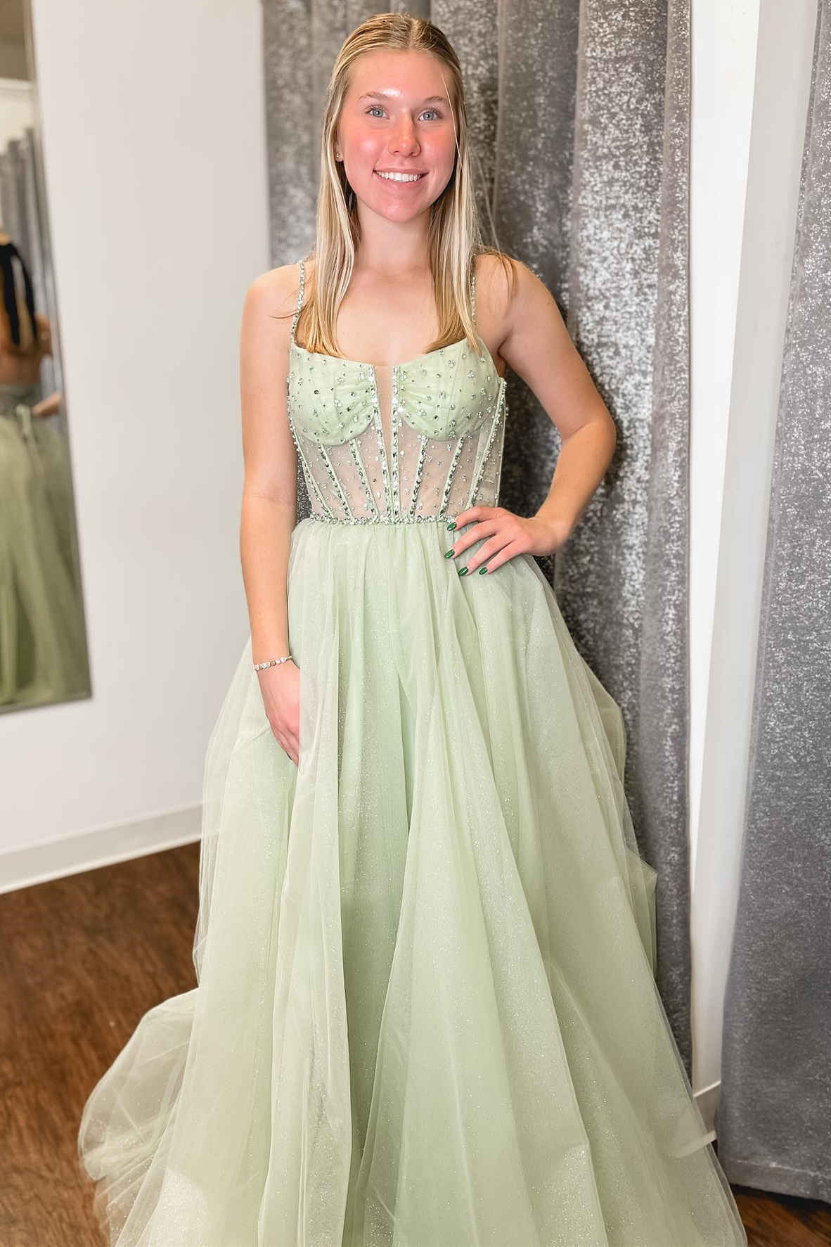 Robe de bal trapèze en tulle à bretelles, sequins et perles
