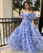 Vestido de fiesta de tul con volantes y estampado floral azul con hombros descubiertos