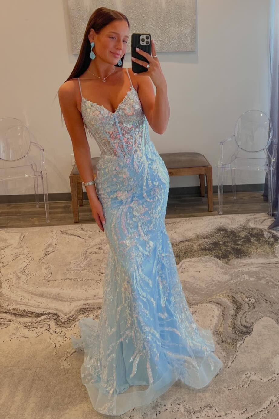 Vestido de sirena azul claro con tirantes, escote en V y apliques de lentejuelas.