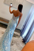 Vestido de sirena azul claro con tirantes, escote en V y apliques de lentejuelas.