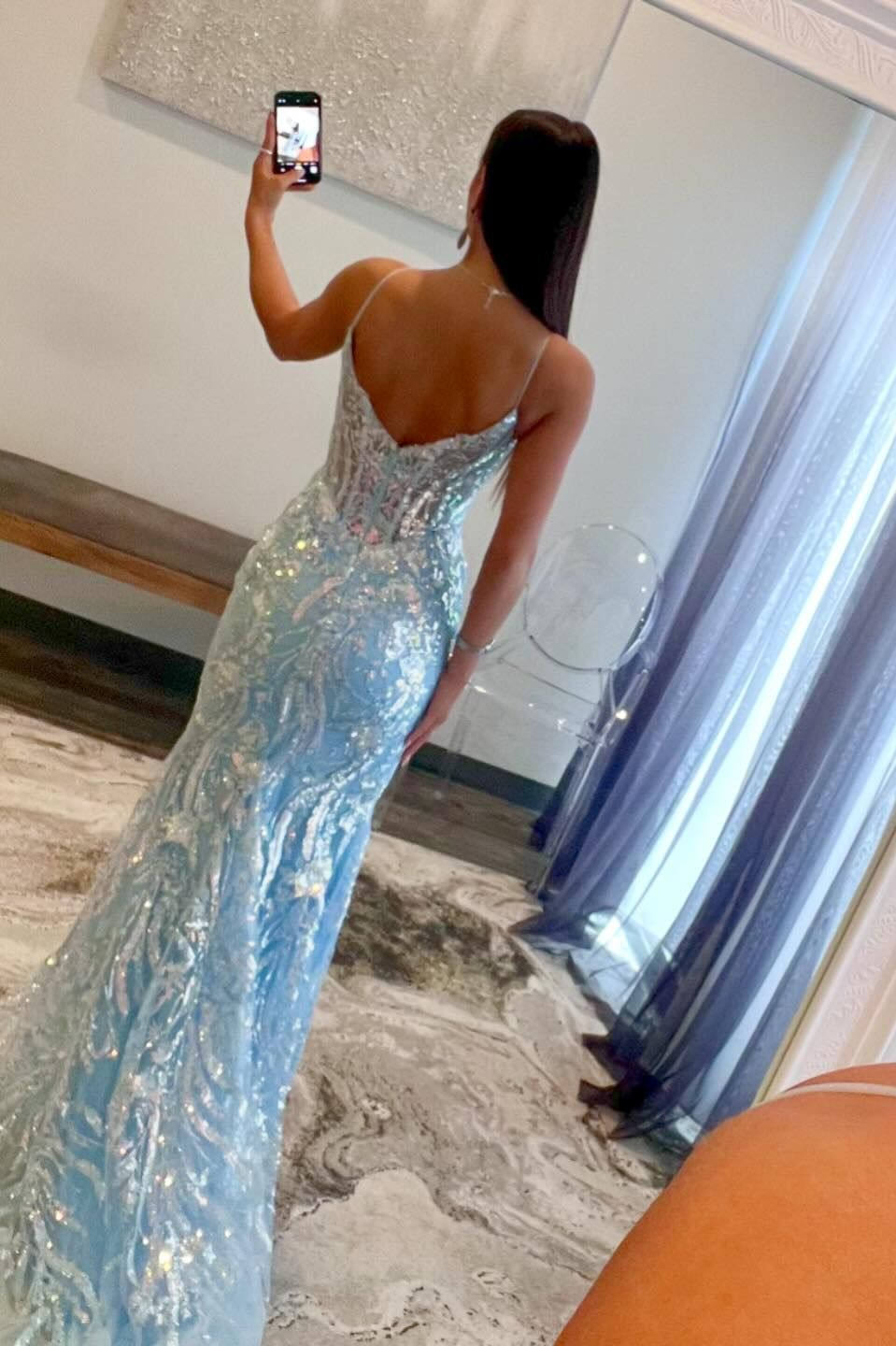 Vestido de sirena azul claro con tirantes, escote en V y apliques de lentejuelas.