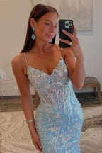 Vestido de sirena azul claro con tirantes, escote en V y apliques de lentejuelas.