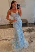 Vestido de sirena azul claro con tirantes, escote en V y apliques de lentejuelas.