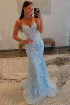 Vestido de sirena azul claro con tirantes, escote en V y apliques de lentejuelas.
