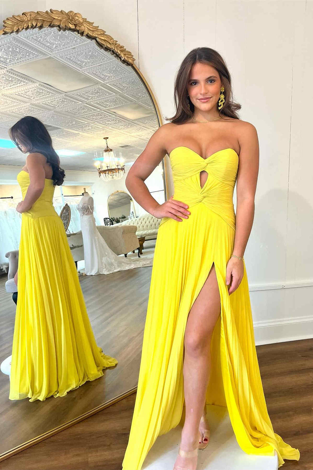 Vestido de fiesta rosa fucsia sin tirantes con escote en forma de ojo de cerradura y pliegues, corte en A
