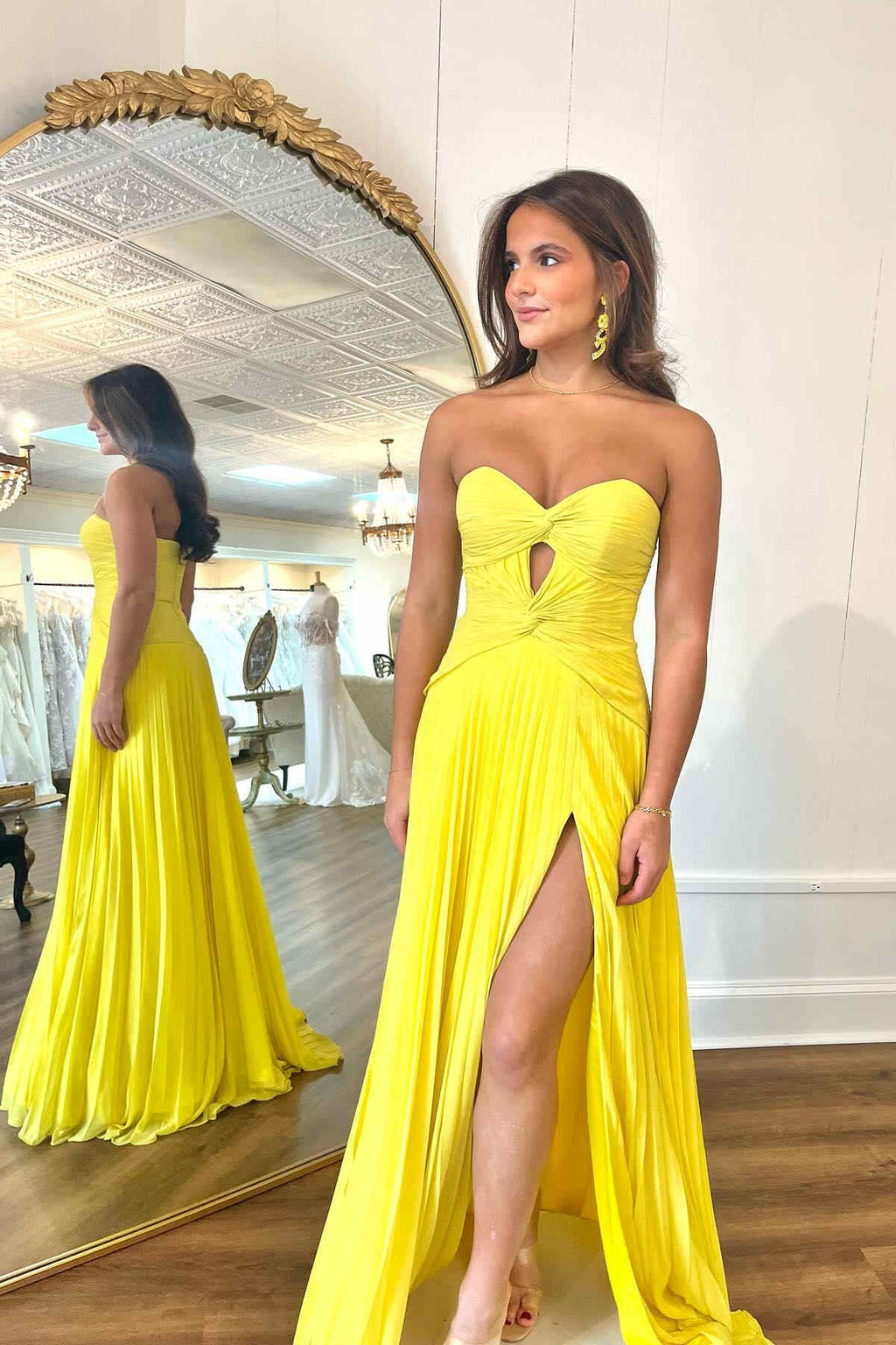 Vestido de fiesta rosa fucsia sin tirantes con escote en forma de ojo de cerradura y pliegues, corte en A