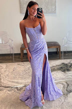Vestido de fiesta de sirena color lavanda, sin tirantes, con encaje fruncido y abertura.