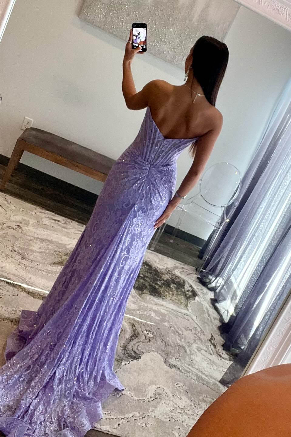 Vestido de fiesta de sirena color lavanda, sin tirantes, con encaje fruncido y abertura.