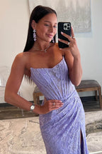 Vestido de fiesta de sirena color lavanda, sin tirantes, con encaje fruncido y abertura.