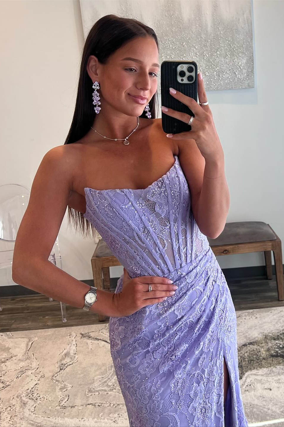 Vestido de fiesta de sirena color lavanda, sin tirantes, con encaje fruncido y abertura.
