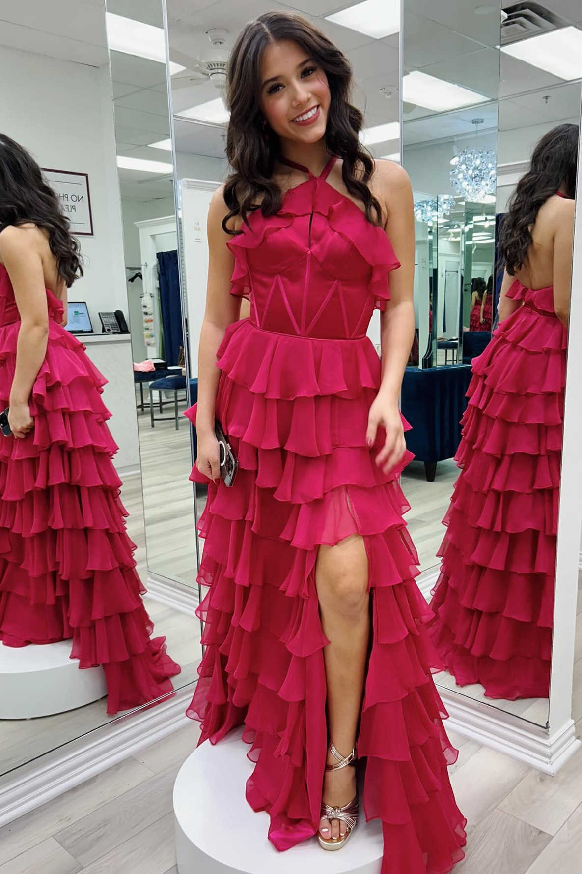 Robe de bal dos nu à volants étagés et décolleté en V avec fente
