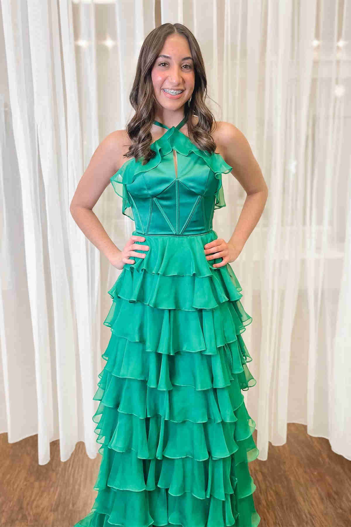 Robe de bal dos nu à volants étagés et décolleté en V avec fente