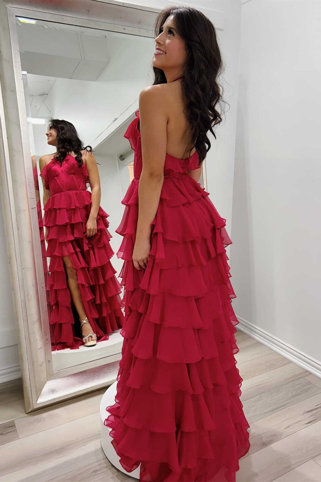 Robe de bal dos nu à volants étagés et décolleté en V avec fente