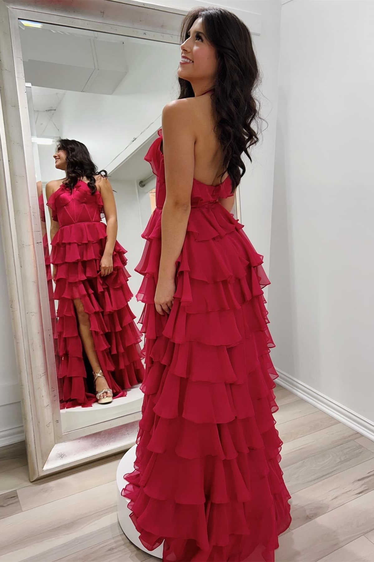Robe de bal dos nu à volants étagés et décolleté en V avec fente
