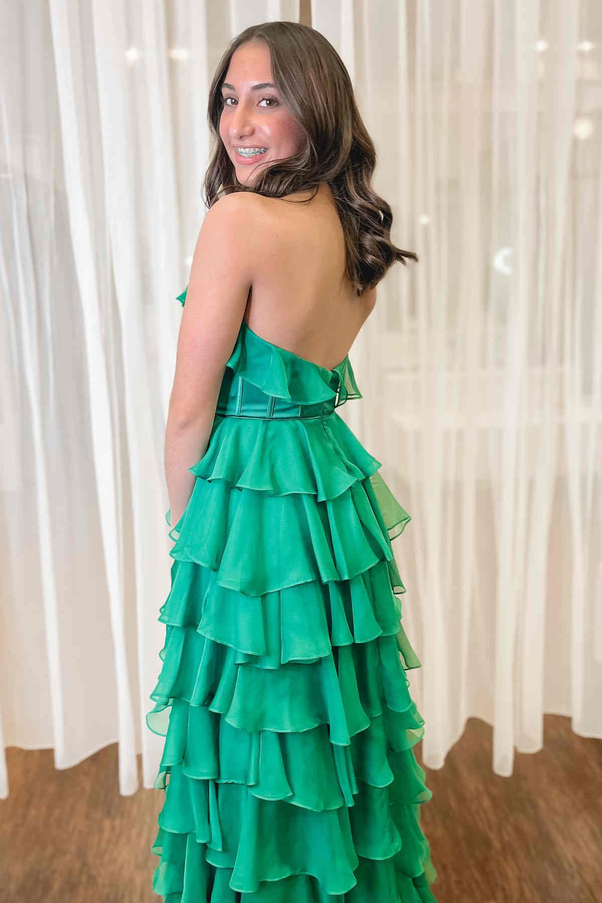 Robe de bal dos nu à volants étagés et décolleté en V avec fente