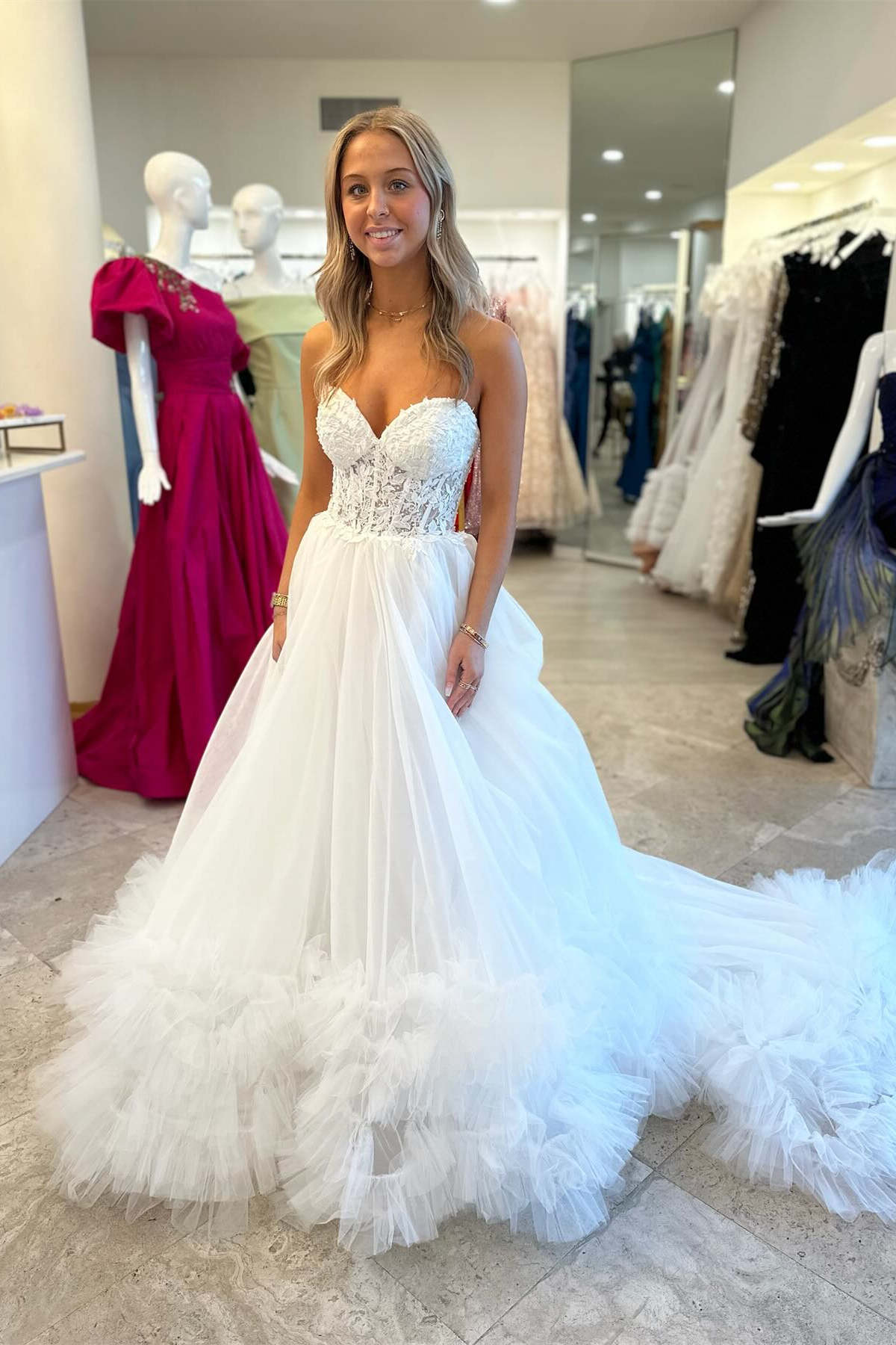 Vestido largo de fiesta con apliques de tul, escote corazón y volantes