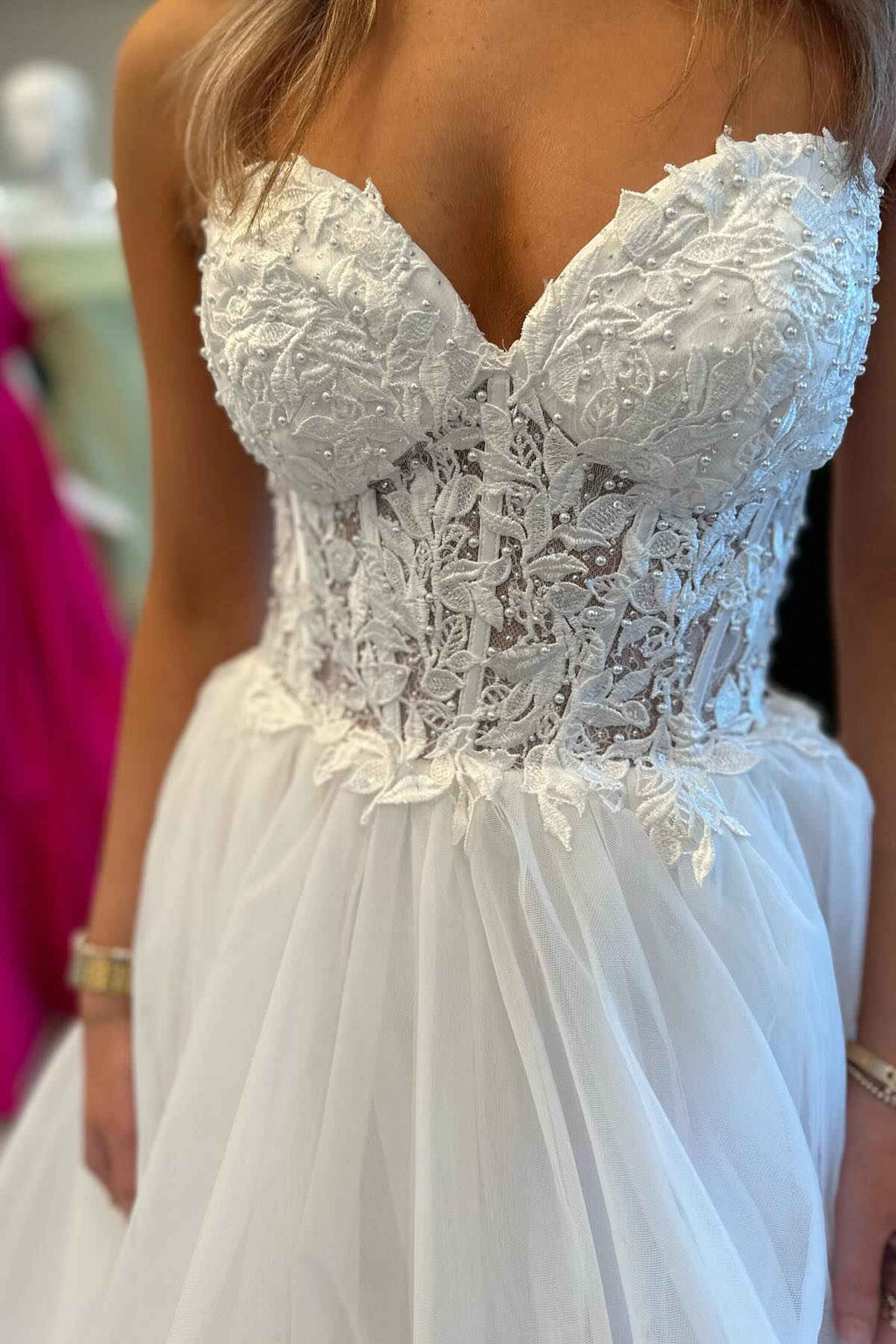 Vestido largo de fiesta con apliques de tul, escote corazón y volantes