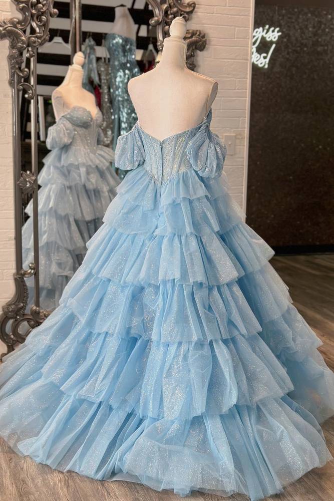 Robe noire sexy à décolleté en cœur, coupe trapèze, dentelle superposée et fente.