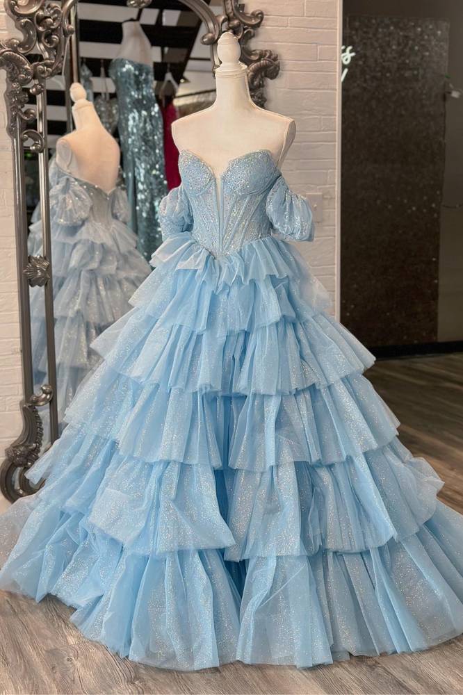 Robe noire sexy à décolleté en cœur, coupe trapèze, dentelle superposée et fente.