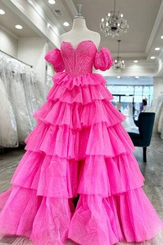 Robe noire sexy à décolleté en cœur, coupe trapèze, dentelle superposée et fente.