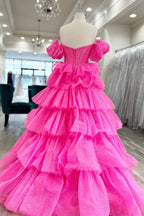 Robe noire sexy à décolleté en cœur, coupe trapèze, dentelle superposée et fente.