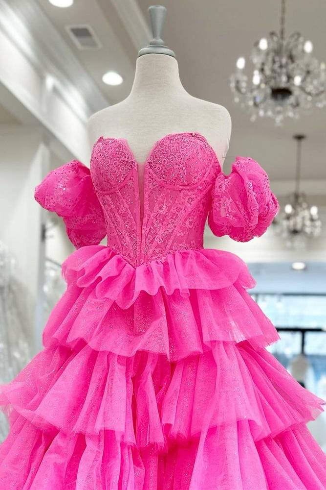 Robe noire sexy à décolleté en cœur, coupe trapèze, dentelle superposée et fente.