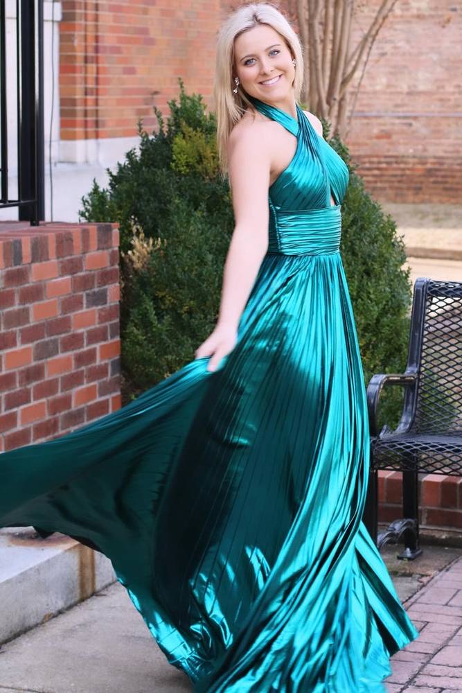 Vestido plisado verde esmeralda metalizado con escote en forma de ojo de cerradura y abertura