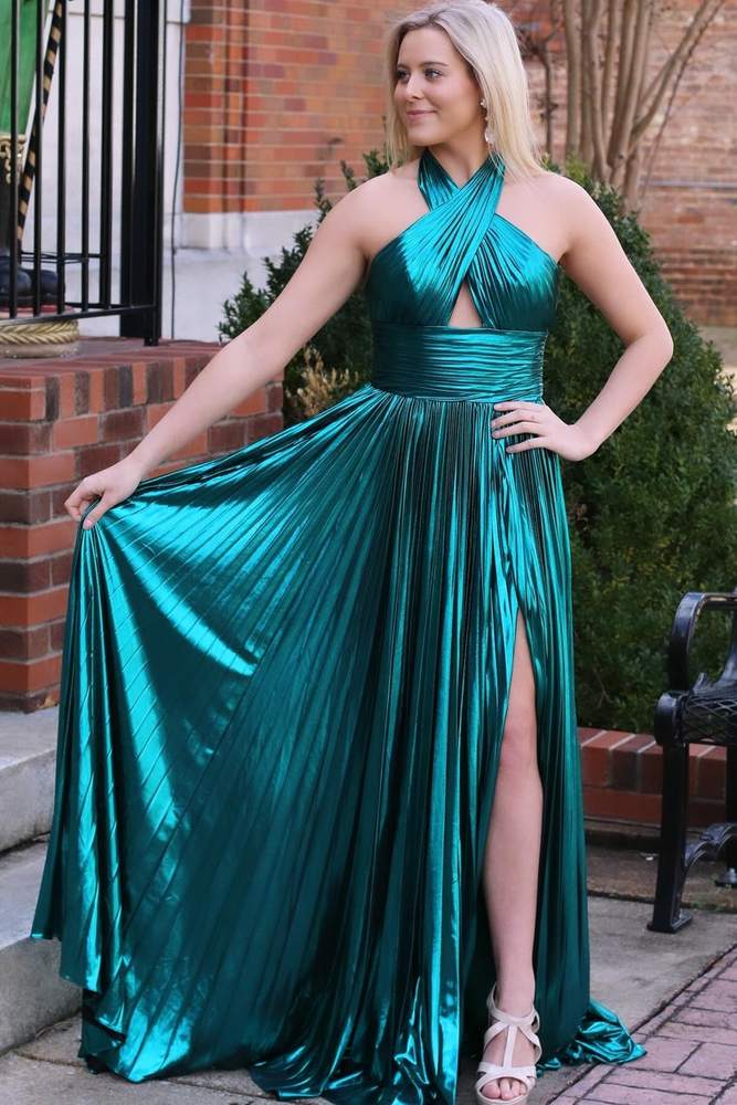 Vestido plisado verde esmeralda metalizado con escote en forma de ojo de cerradura y abertura